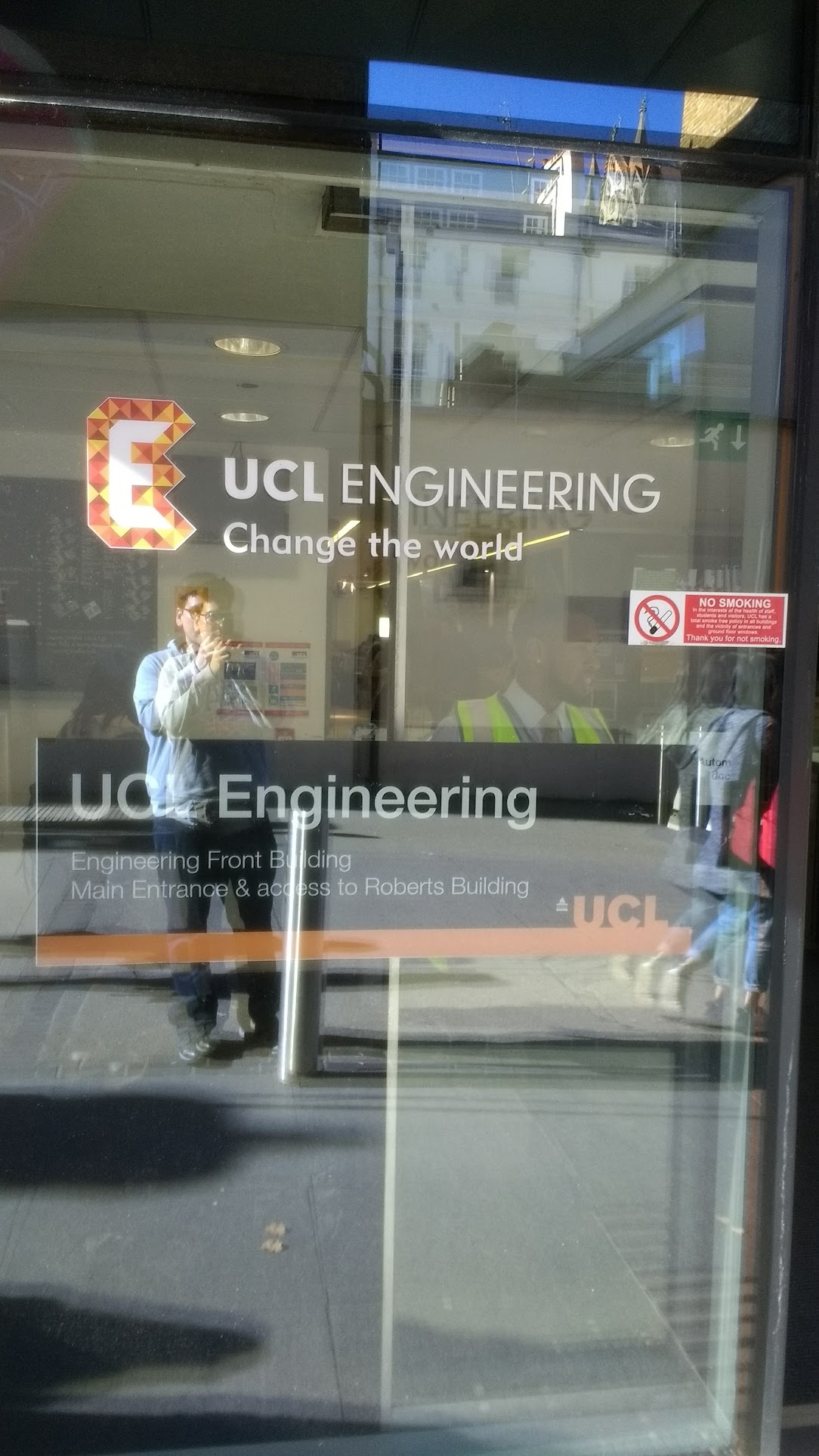 Con la facultad de Ingeniería de UCL